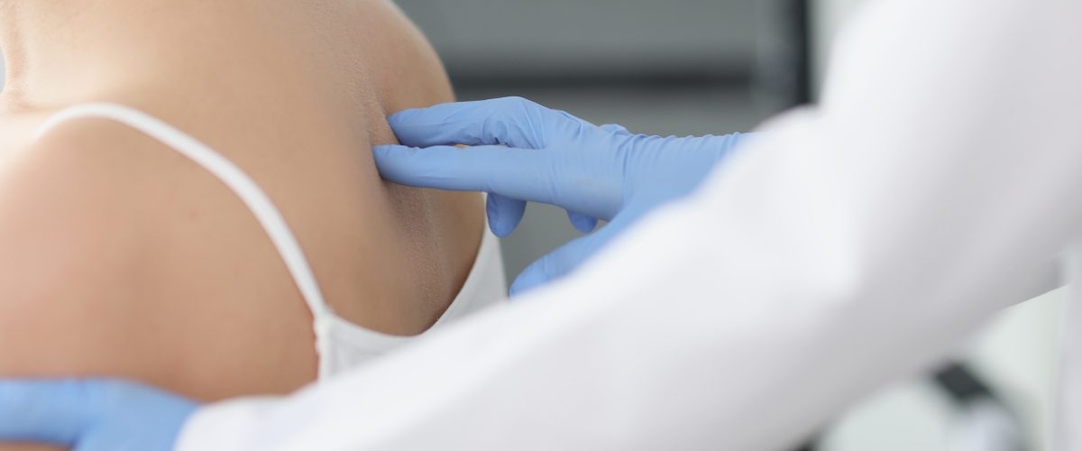 medico examinando coluna de paciente