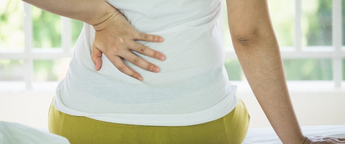 mulher com dor nas costas