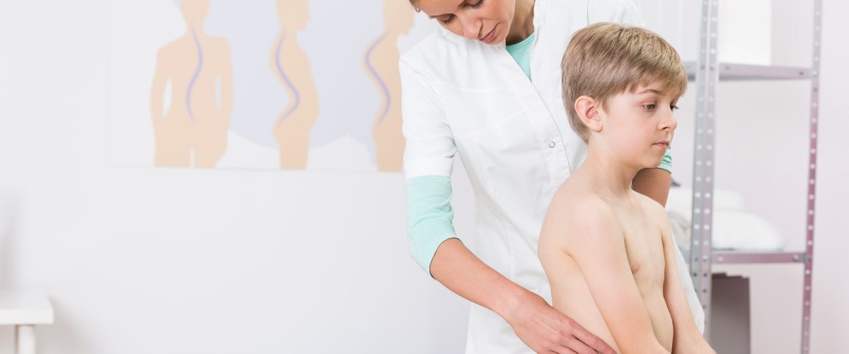 medico especialista em escoliose examinando paciente