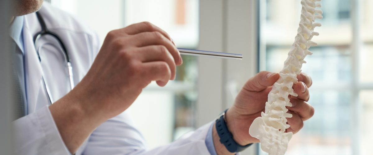 médico estudando a coluna lombar